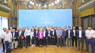 Kicillof recibió a intendentes radicales de la provincia