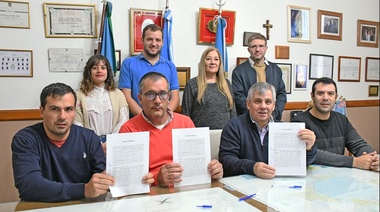 Britos firmó boleto de compraventa para un terreno del Parque Industrial de Moquehuá