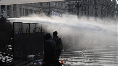 Senado: graves incidentes con quema de autos y represión pero la sesión no se detiene