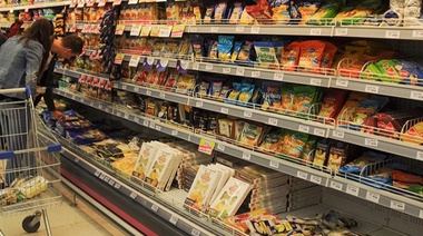 Alimentos se dispararon 1,8% en una semana por la suba del “blue”