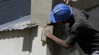 La construcción y la industria volvieron a tener caídas que llegan al 30%