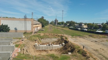 Mientras se espera el reinicio de obra hubo cierres comerciales en calle Rivadavia