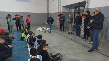 Lago participó de la entrega de material deportivo a escuelas de fútbol infantil albertinas