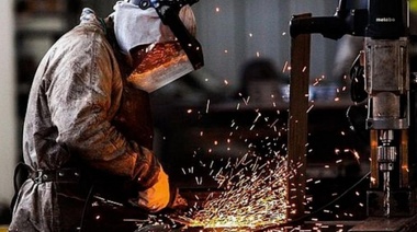 Sin fondo: industria y construcción aún caen con fuerza