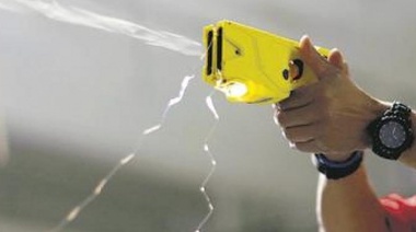La oposición vuelve a la carga por el uso de pistolas taser para la policía
