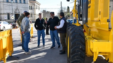 El municipio presentó una nueva motoniveladora para servicios urbanos