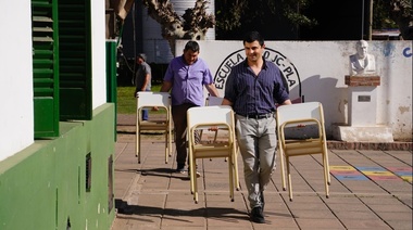 Recibieron mobiliario establecimientos educativos del distrito de Alberti