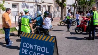 Operativo especial: reconocieron a vecinos que circulaban en moto con casco