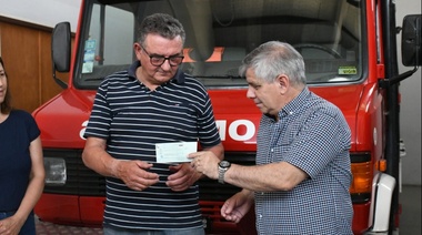 Britos, entregó  un cheque por $3.500.000 a los Bomberos Voluntarios de Moquehuá