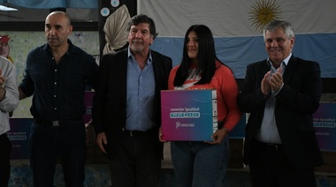 Sileoni y Britos entregaron netbooks a alumnos de escuelas rurales