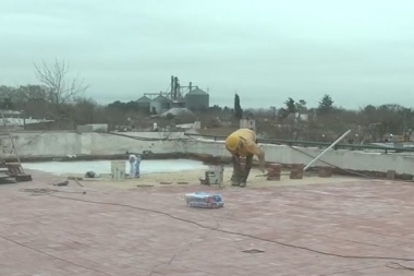 Con fondos municipales, la terraza del Palacio de Municipal de Alberti recupera sus características originales