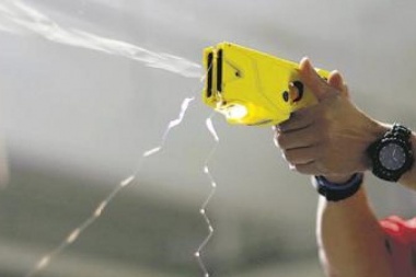La oposición vuelve a la carga por el uso de pistolas taser para la policía