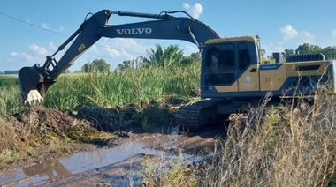 Intensifican trabajos hídricos en Nueve de Julio ante anegamientos de campos