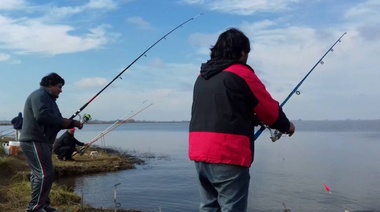 Con la vuelta del agua, profundizan trabajos para recuperar el pejerrey en las Lagunas