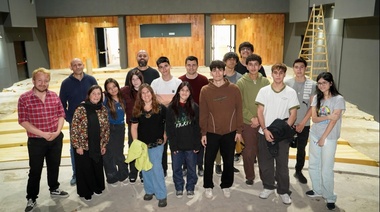 Lago acompañó la visita de estudiantes al Cine Teatro Roma