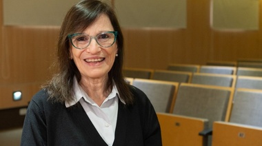 Física albertina obtuvo premio internacional por desentrañar la "partícula de Dios"