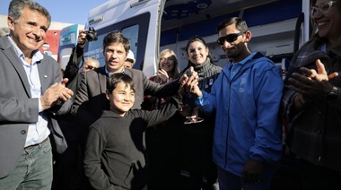 Kicillof entregó una ambulancia y patrulleros en Rivadavia