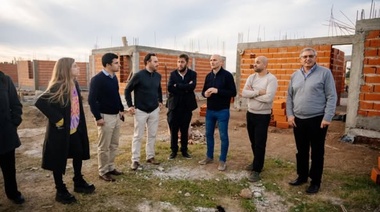Lago recorrió obras de vivienda en Alberti con funcionarios provinciales