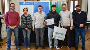 Con apoyo provincial se entregaron becas a deportistas y materiales a clubes