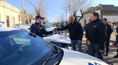 Provincia entregó nuevos móviles policiales en Bragado y Alberti