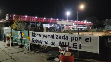 Con pasacalles, le reclaman a Milei en Junín por la obra del paso bajo nivel