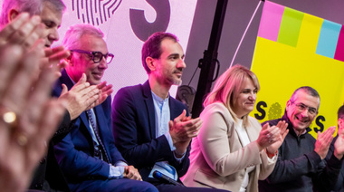 Petrecca jugó con el slogan violeta y apuntó: "corrupción, nunca más"