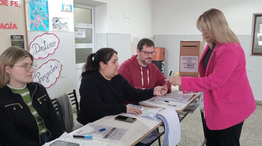 "Creo en el valor de participar, de sumar miradas", dijo Revilla al emitir su voto