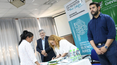 CHIVILCOY: 79 familias son dueñas de su futuro con la entrega de títulos de propiedad y el "paraguas protector" de la Ley