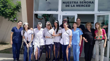 Tras asumir como intendente, Gaute saludó a egresadas de la Tecnicatura en Enfermería