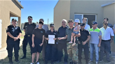 Entregaron 12 viviendas para personal policial tras reactivar una obra que estaba paralizada