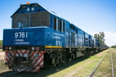 Trenes: Milei firmó el decreto para la privatización de Belgrano Cargas