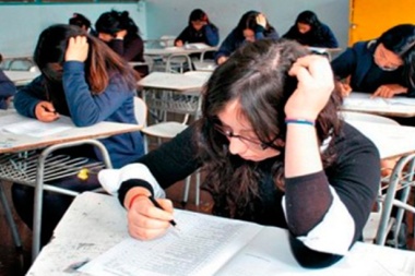 Sileoni defendió la secundaria: "es amarrete pensar solo en la repitencia"