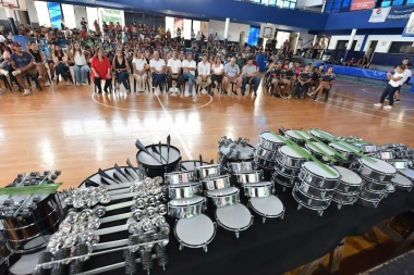 La Fundación Banco Provincia entregó elementos a comparsas linqueñas