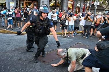Represión, heridos y detenidos en la protesta de jubilados con apoyo de hinchas de fútbol