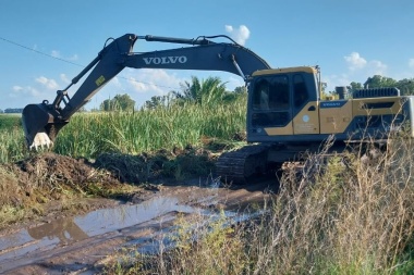Intensifican trabajos hídricos en Nueve de Julio ante anegamientos de campos