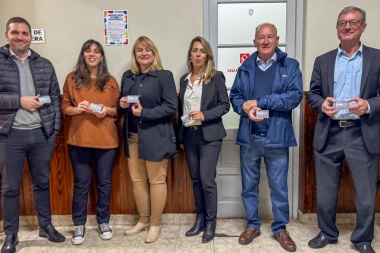 Gran adhesión comercial y primera entrega de tarjetas alimentarias en Arenales