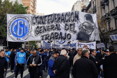 Gremios marchan en la previa al 1º de mayo con eco en la cuarta
