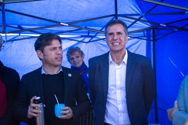 Kicillof llega a América para entregar escrituras, móviles y una ambulancia 0km
