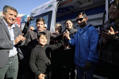 Kicillof entregó una ambulancia y patrulleros en Rivadavia
