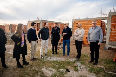 Lago recorrió obras de vivienda en Alberti con funcionarios provinciales