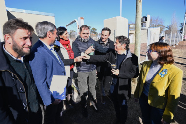 Kicillof entregó viviendas y escrituras a familias de Henderson
