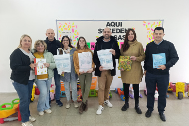 Lago participó de una entrega de libros al Jardín Maternal 1 de Alberti