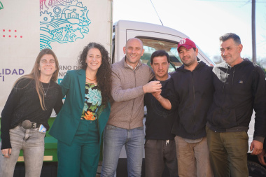 Provincia entregó un nuevo camión para el EcoPlan y kits para escuelas