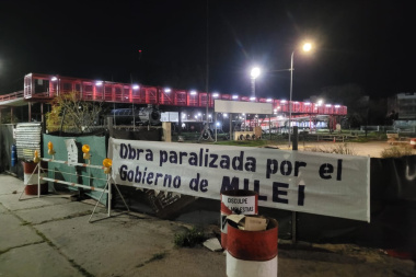 Con pasacalles, le reclaman a Milei en Junín por la obra del paso bajo nivel