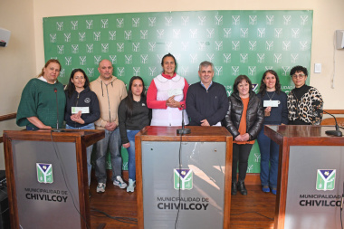 Britos entregó cheques a tres instituciones educativas de Chivilcoy