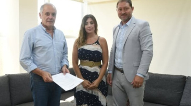 Intendente UCR firmó el primer incremento salarial del 2026 para municipales