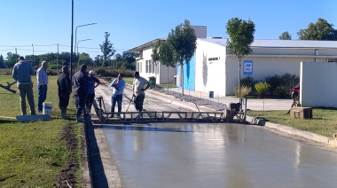 Alberti avanza con el asfalto: las máquinas llegaron al Barrio Cavagnaro para pavimentar el frente del Jardín Maternal N° 1