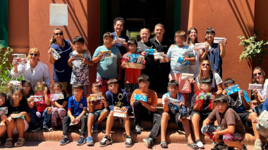 Internos de una cárcel de Junín confeccionaron 70 eco cartucheras para una escuela hogar de General Viamonte