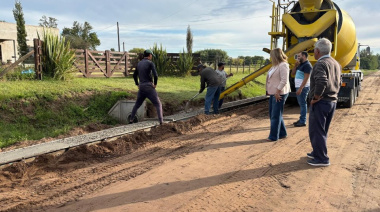 Avanza la obra de cordón cuneta y ya se ejecutó más del 60% de lo previsto en la calle Urquiza