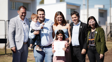 Tras la entrega de 83 viviendas en Lincoln, Serenal remarcó "cumplir derechos"